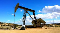 Oil prices fall amid strong dollar economic concer